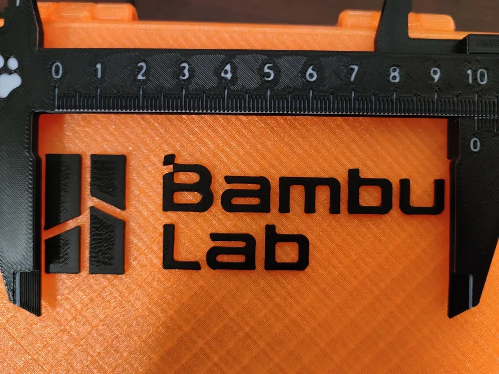 拓竹LOGO,1mm厚度 ,带定位框(整体尺寸:宽10cm*高3cm) - 免费 3D 打印模型 - MakerWorld