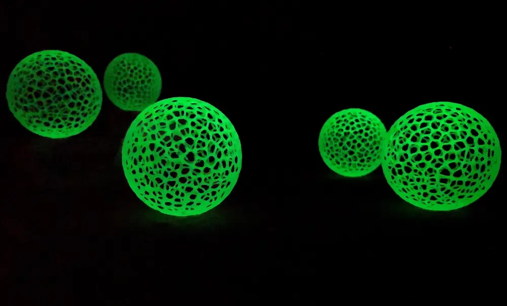 Voronoi 圣诞装饰 (夜光) - 免费 3D 打印模型 - MakerWorld