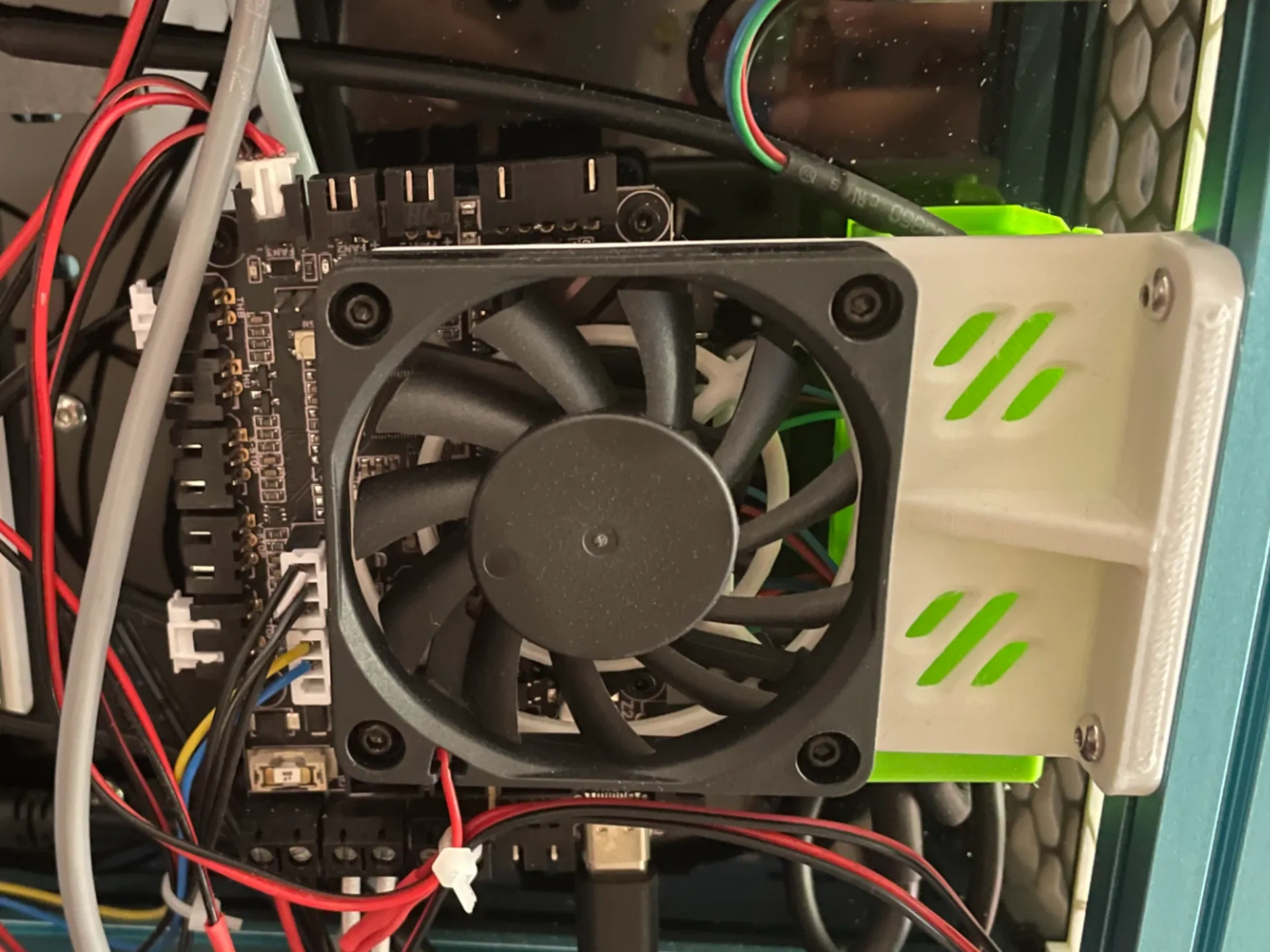 适用于1515型材的风扇支架来自Lissm MakerWorld：免费下载3D 模型