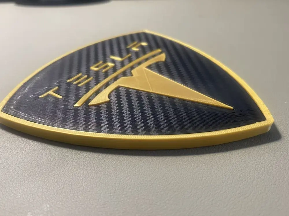 特斯拉盾形车标 碳纤维质感 | 可直接 3D 打印 Tesla 定制车标徽章 - 免费 3D 打印模型 - MakerWorld