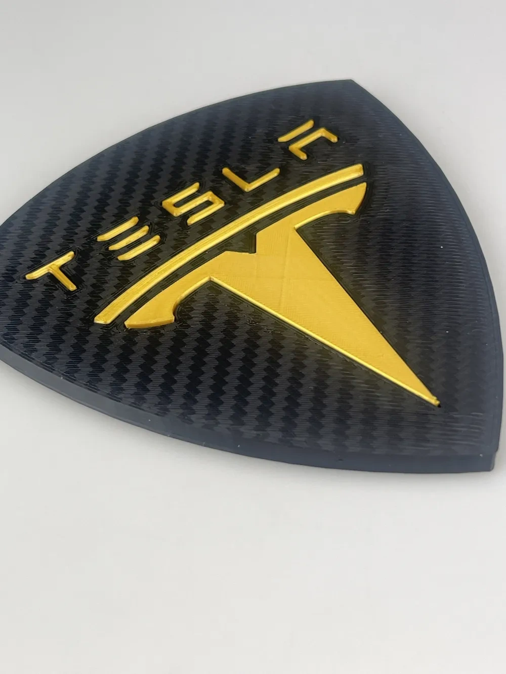 特斯拉盾形车标 碳纤维质感 | 可直接 3D 打印 Tesla 定制车标徽章 - 免费 3D 打印模型 - MakerWorld