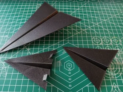 可折叠纸飞机