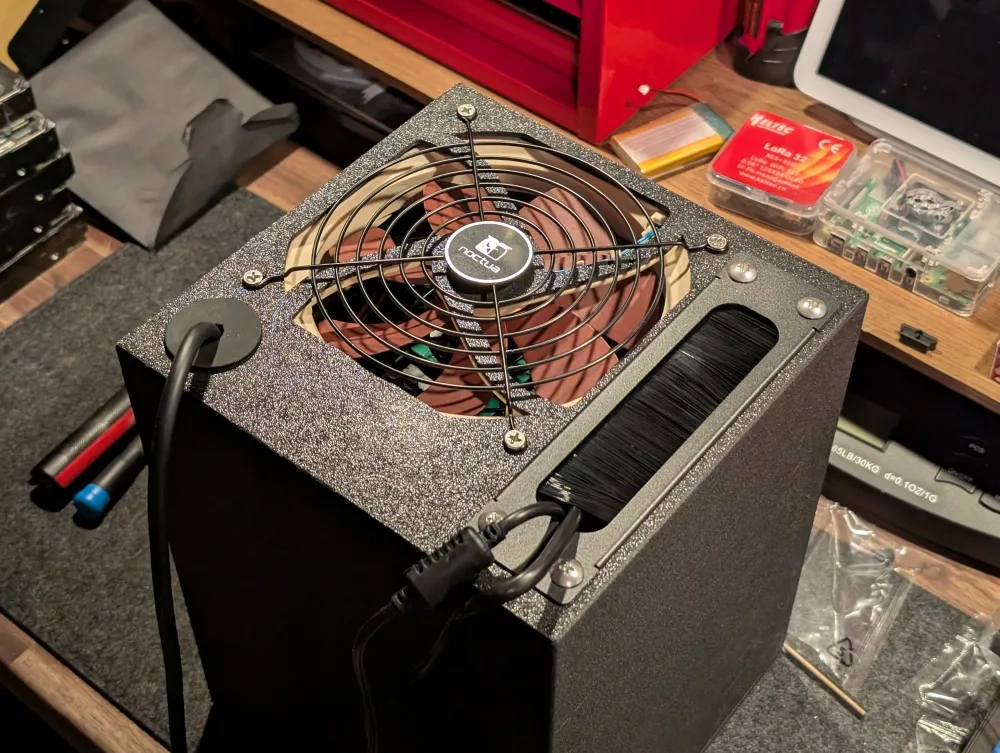 ThinkBox V2 - 一个定制的4盘位SATA/SAS硬盘网络存储器 - 免费 3D 打印模型 - MakerWorld