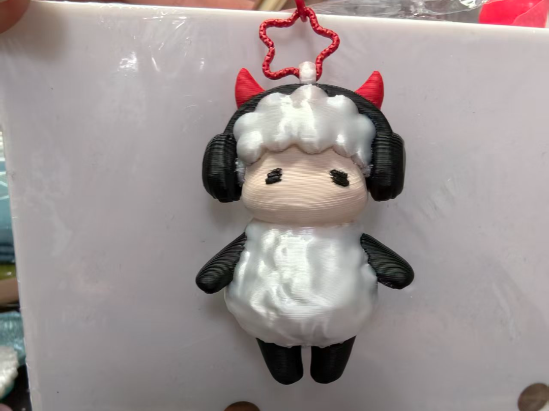恶魔耳机小羊挂件彩色 - 免费 3D 打印模型 - MakerWorld