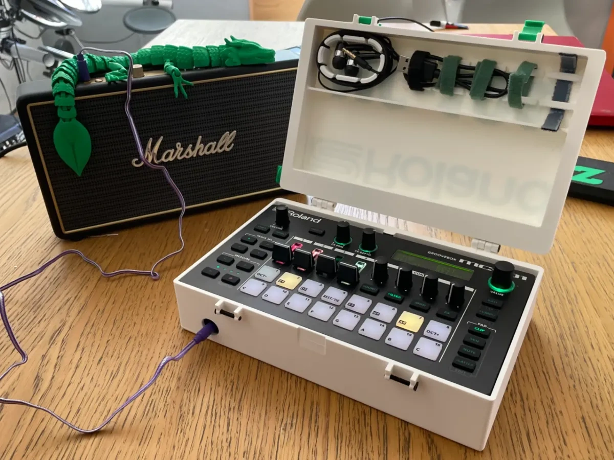 Roland MC-101 外壳 - 免费 3D 打印模型 - MakerWorld