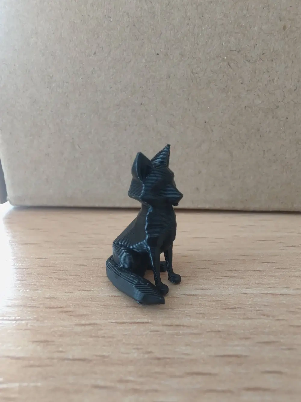 低多边形狐狸 – 极简坐姿雕像 来自 ZSmartinska MakerWorld：免费下载 3D 模型