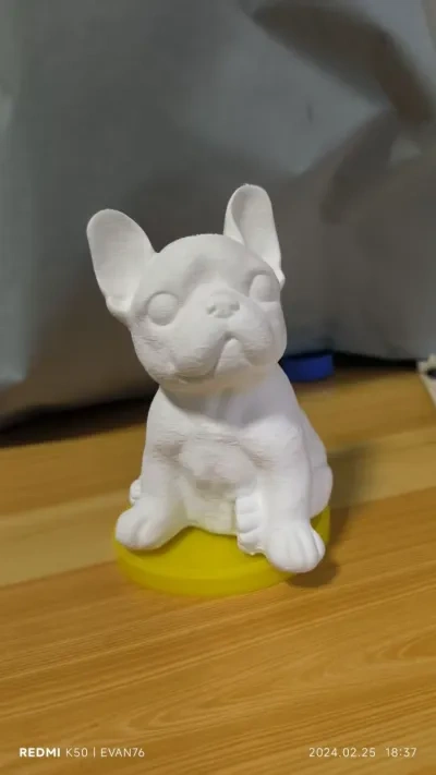 坐着的小狗雕塑