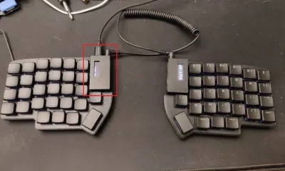（左侧）可热插拔键盘 OLED 保护壳