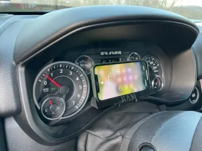 手机支架 仪表盘通用版 Ram卡车和其他车辆。iPhone 14 Pro适用于带壳的手机