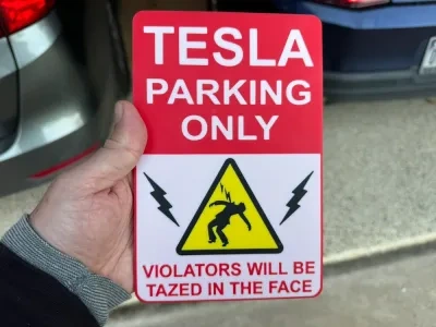 有趣的特斯拉停车标志牌
