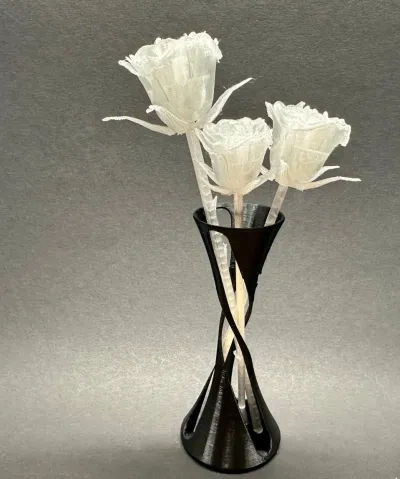 设计花瓶中的冰玫瑰
