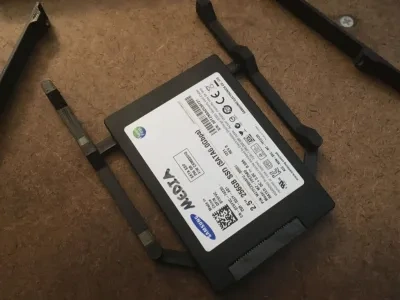 2.5英寸SSD转3.5英寸SATA硬盘托架适配器