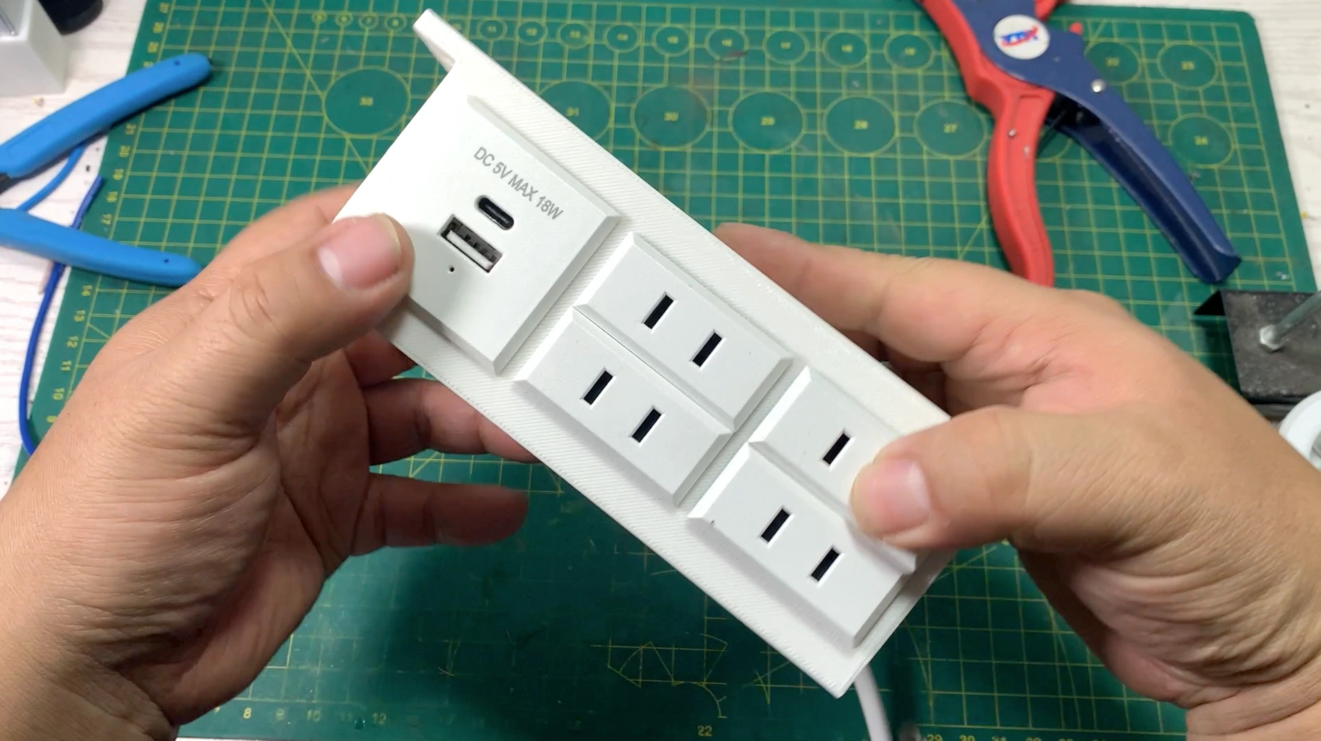 卡式嵌入插座吊装插排,An embedded socket that can be lifted 来自 水世界水族馆gokumine ...