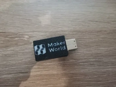 带有Makerworld标志的U盘