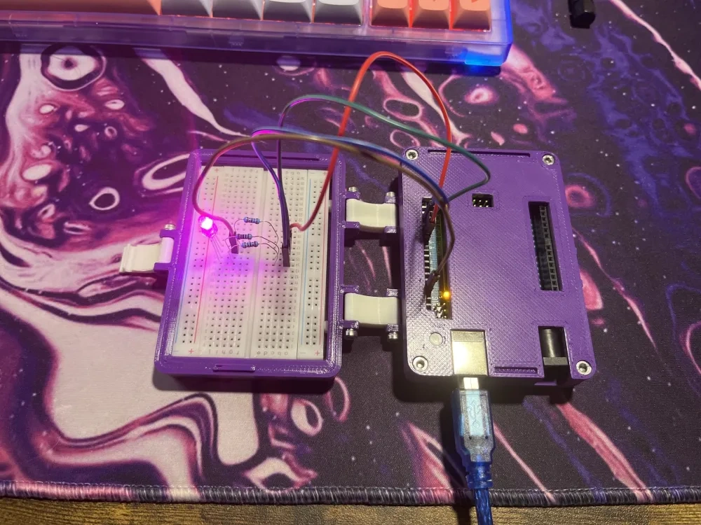 Arduino Uno带面包板插槽的外壳 - 免费 3D 打印模型 - MakerWorld