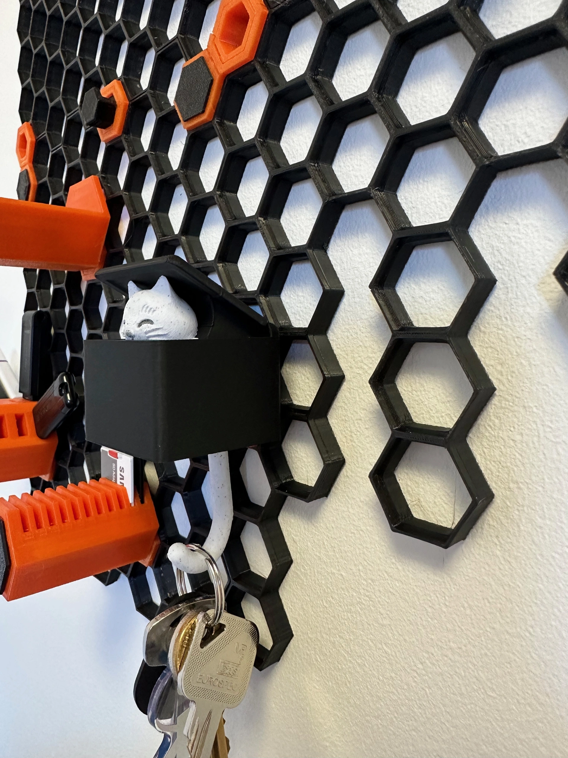 Honeycomb Storage Wall猫钥匙挂钩 二次创作 - 来自 Matt Sharp - MakerWorld