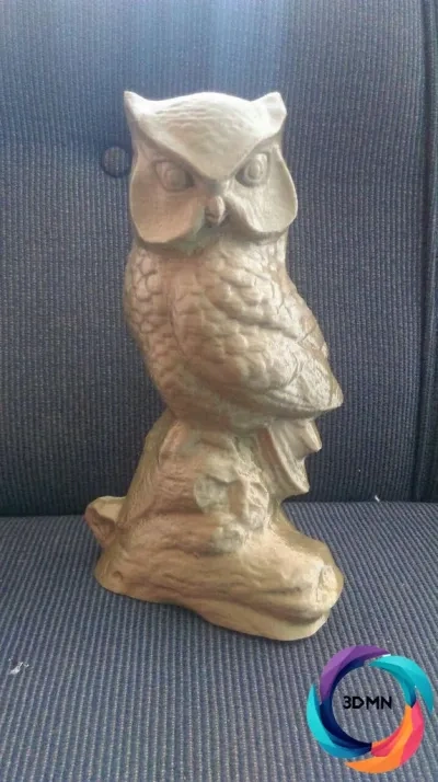 可爱的猫头鹰雕像