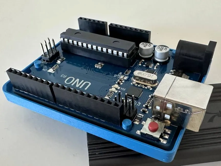 Arduino UNO R3 板子垫 - 免费 3D 打印模型 - MakerWorld