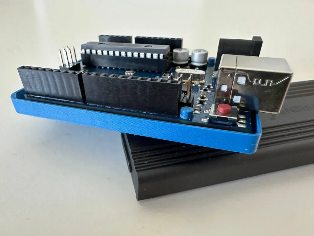 Arduino UNO R3 板子垫 - 免费 3D 打印模型 - MakerWorld
