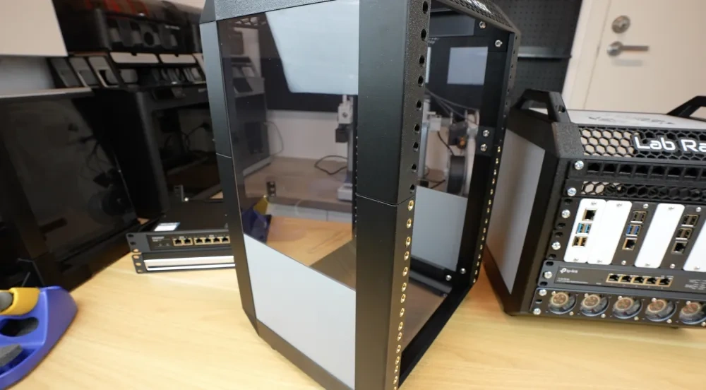 Lab Rax Drive Array Lab Rax侧板及立柱连接件扩展 来自 mklements MakerWorld:免费下载 3D 模型