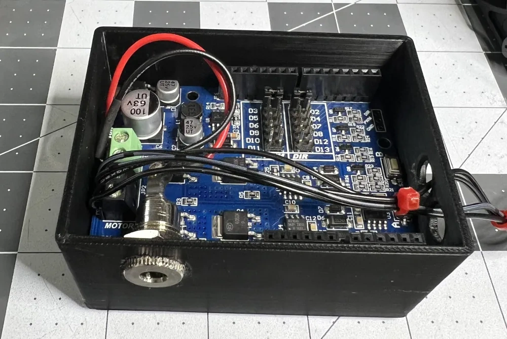 WindSim Arduino Uno和电机驱动器盒 来自 Wicked Racing Esports MakerWorld：免费下载 3D 模型