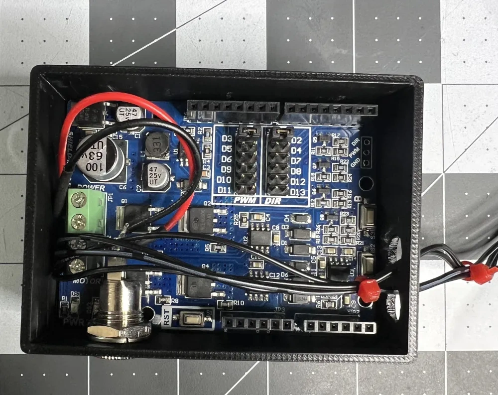 WindSim Arduino Uno和电机驱动器盒 来自 Wicked Racing Esports MakerWorld：免费下载 3D 模型