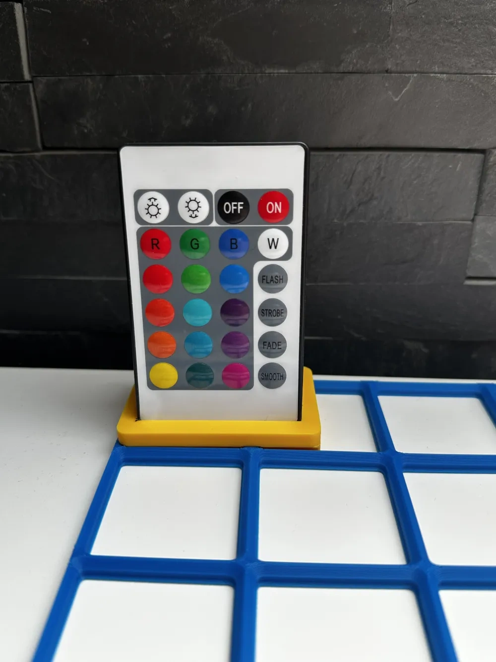 Gridfinity LED遥控器支架 来自 akituqua MakerWorld：免费下载 3D 模型