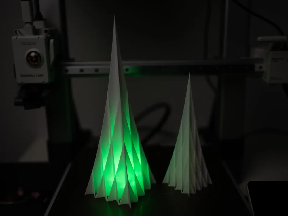 几何圣诞树 (兼容LED) - 免费 3D 打印模型 - MakerWorld