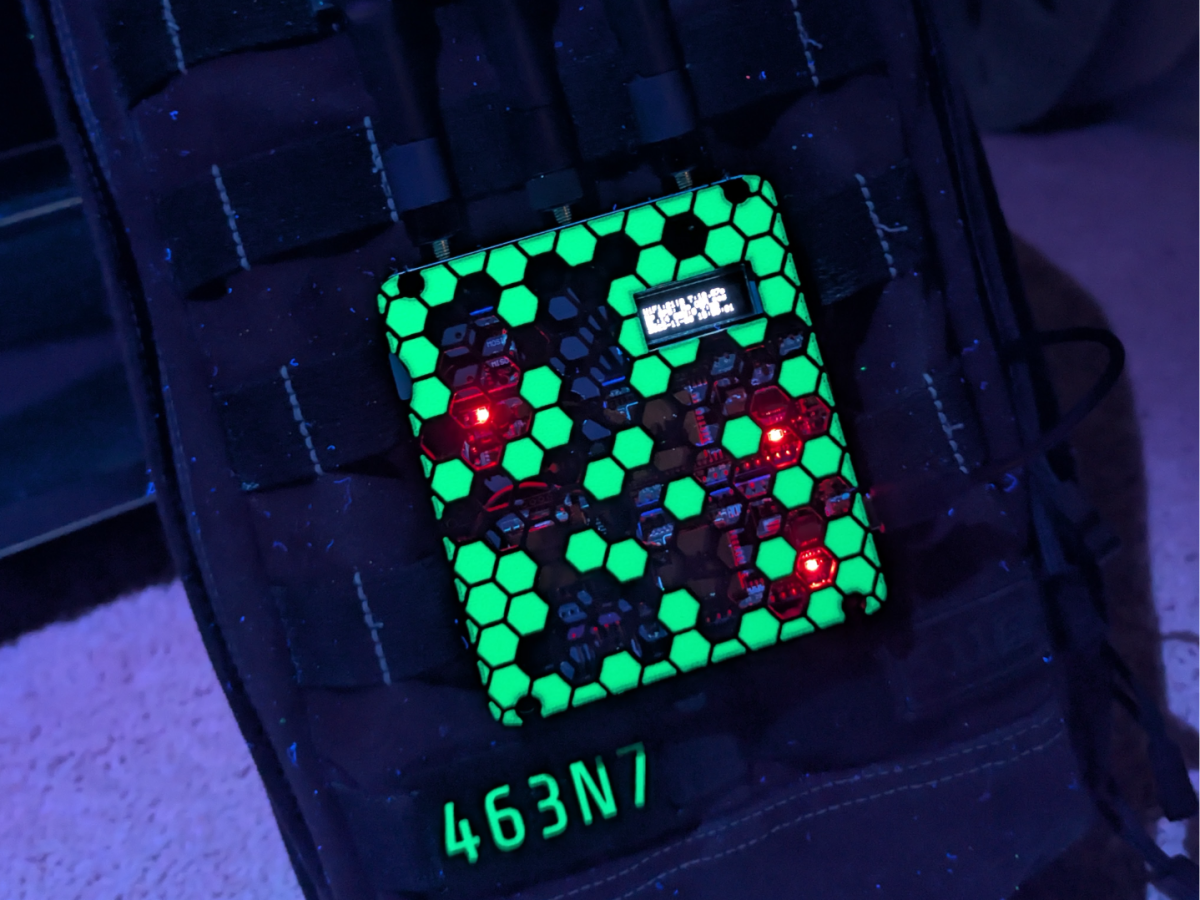 带六边形图案和 Molle 夹的 Signal Sleuth 外壳 来自 463n7 MakerWorld：免费下载 3D 模型