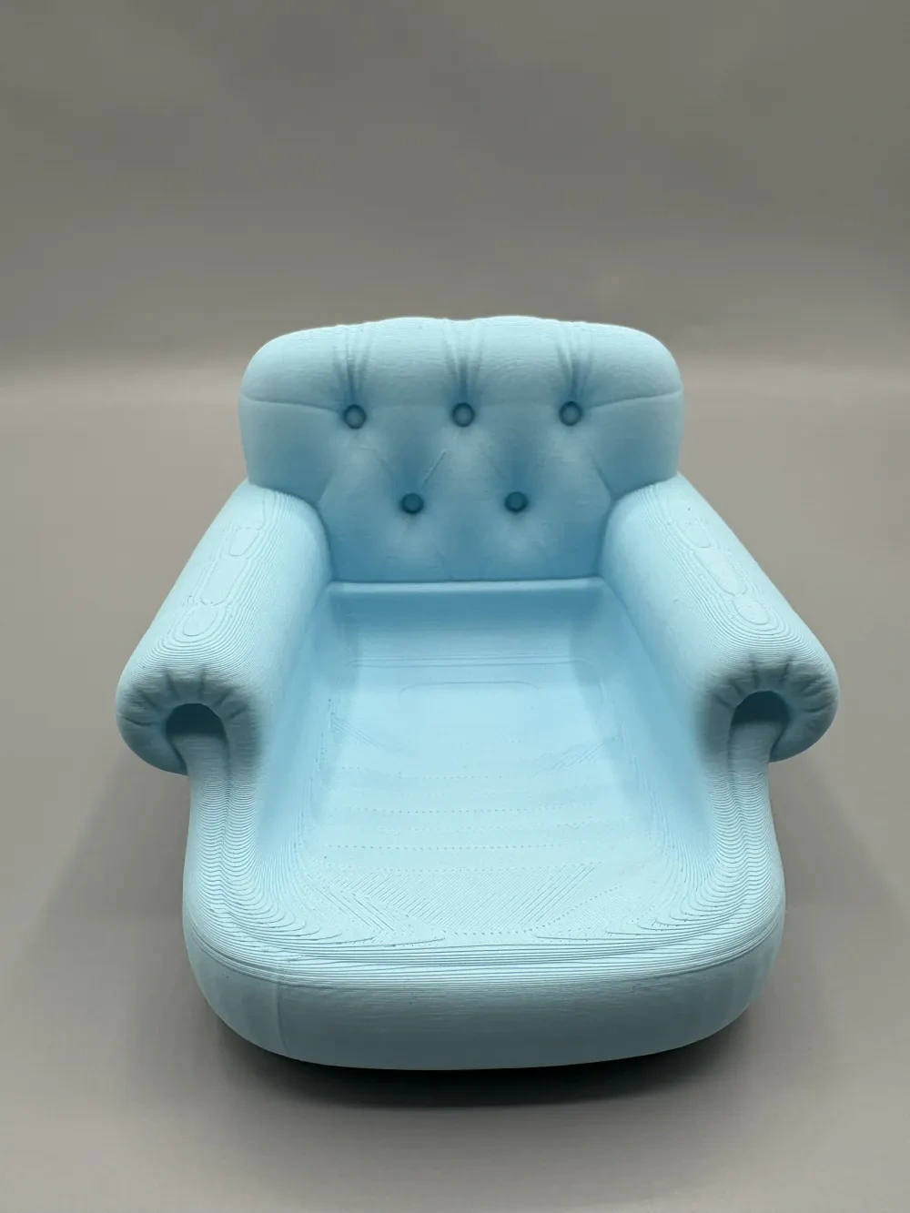 簇绒扶手椅杂物托盘 来自 TheHexArtist MakerWorld：免费下载 3D 模型