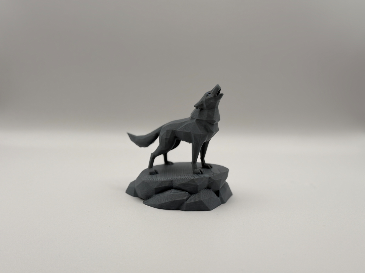 低多边形嚎叫狼雕像 - 免费 3D 打印模型 - MakerWorld