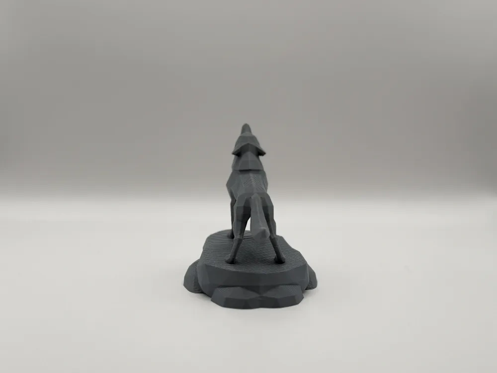 低多边形嚎叫狼雕像 - 免费 3D 打印模型 - MakerWorld